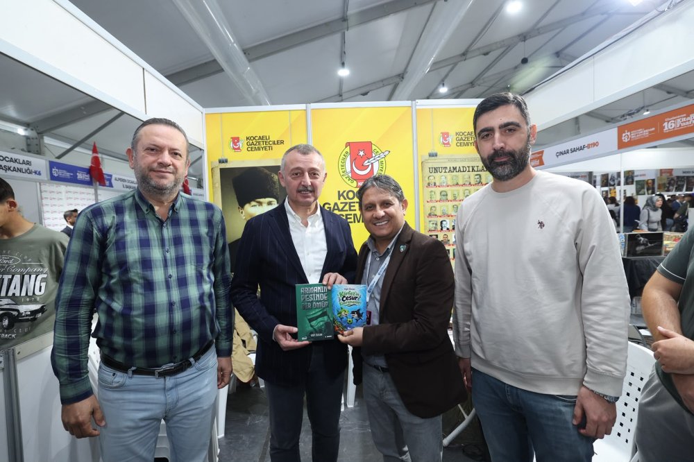 Cemiyet Üyemiz Yiğit Özcan, standımızı ziyaret eden Kocaeli Büyükşehir Belediye Başkanı Tahir Büyükakın'a, kitabını takdim etti