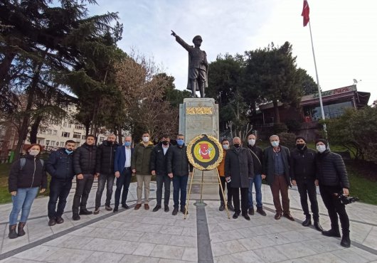  Atatürk heykeleni meslektaşlarımızla çelenk koyduk.