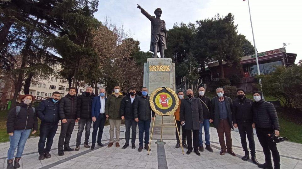  Atatürk heykeleni meslektaşlarımızla çelenk koyduk.